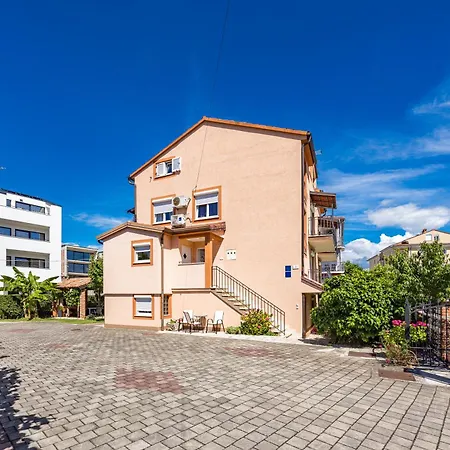 Luxury Gina 로비니