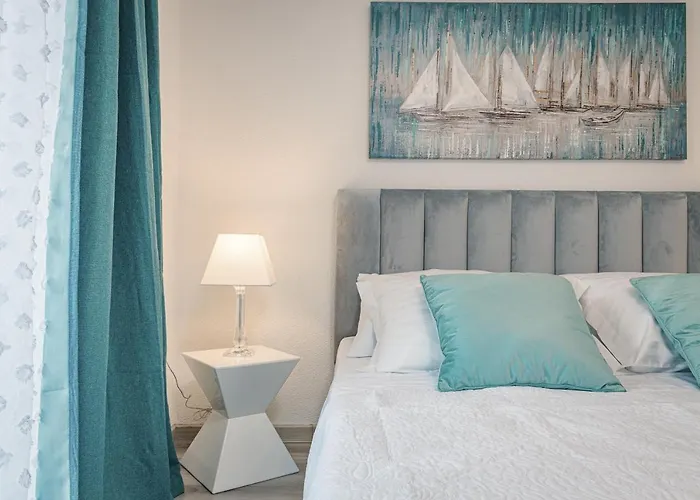 Luxury Gina 로비니