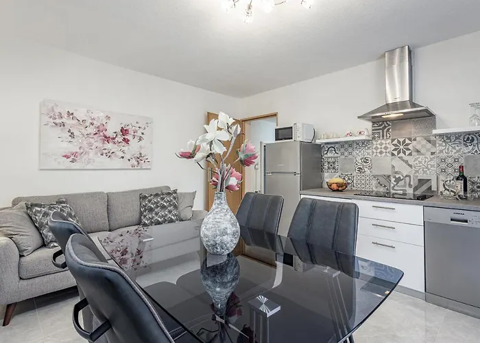 Luxury Gina 로비니