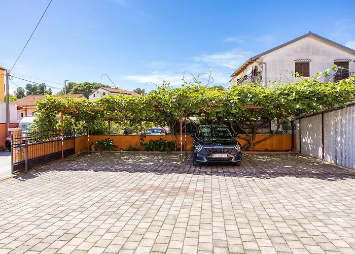 Luxury Gina 로비니